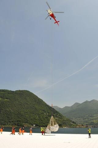 Trasporto_feltro_The_Floating_Piers_20.jpg
