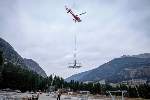 elicottero-costruzione-impianti-di-risalita-01.jpg - ELIMAST