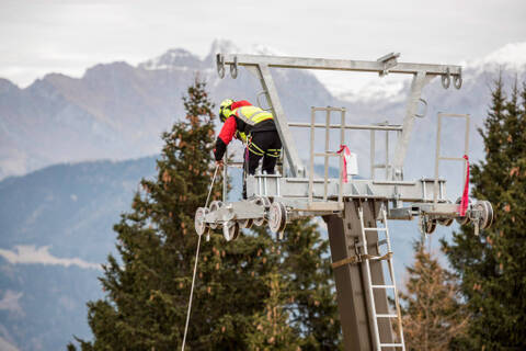 elicottero-costruzione-impianti-di-risalita-02.jpg - ELIMAST