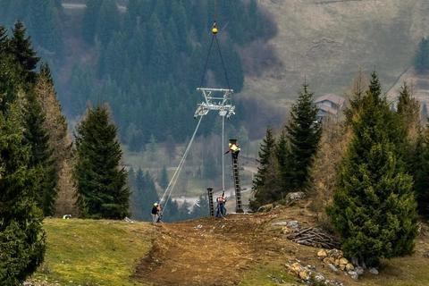 elicottero-costruzione-impianti-di-risalita-03.jpg - ELIMAST