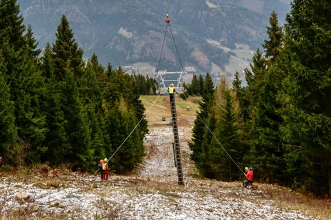 elicottero-costruzione-impianti-di-risalita-04.jpg - ELIMAST